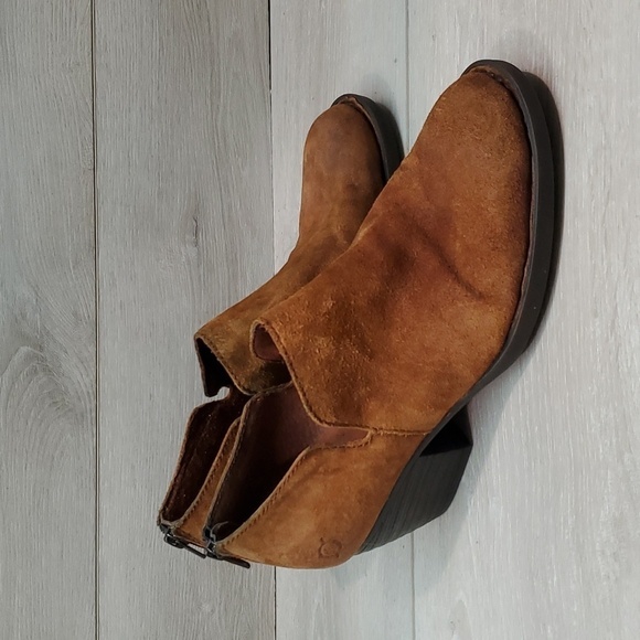 Born Women Cut Out Side Ankle Suede Boots shoes sz 8.5M - Picture 1 of 13